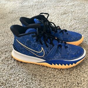 Great condition. Nike Kyrie 7 Sisterhood. Size 9. NO BOX